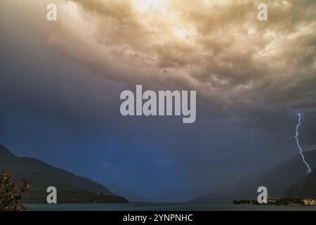 Un forte temporale con un sacco di fulmini sul Lago di Como Foto Stock