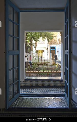 Una vista attraverso una finestra aperta del Palazzo Bahia a Marrakech senza persone Foto Stock