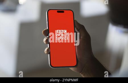 Logo BBC News sullo schermo dello smartphone con informazioni aggiornate. Foto Stock