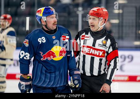 Monaco, Germania. 26 novembre 2024. Diskussion zwischen Maximilian Kastner (EHC Red Bull Muenchen, #93) und Hauptschiedsrichter Christopher Schadewaldt. GER, EHC Red Bull Muenchen vs. Schwenninger Wild Wings, Eishockey, DEL, 20. Spieltag, Saison 2024/2025, 26.11.2024. Foto: Eibner-Pressefoto/Heike Feiner credito: dpa/Alamy Live News Foto Stock