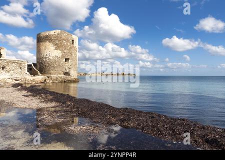 Vista panoramica della Torre delle Saline contro le nubi sparse a mezzogiorno. Stintino, Sardegna. Italia Foto Stock