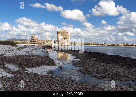 Vista panoramica della Torre delle Saline contro le nubi sparse a mezzogiorno. Stintino, Sardegna. Italia Foto Stock