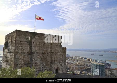 Castello moresco con la bandiera di Gibilterra e il mare dietro Foto Stock