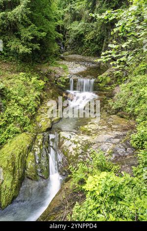 Una vista di una cascata vicino a Varenna sul Lago di Como in Italia Foto Stock