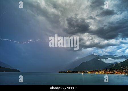 Un forte temporale con un sacco di fulmini sul Lago di Como Foto Stock
