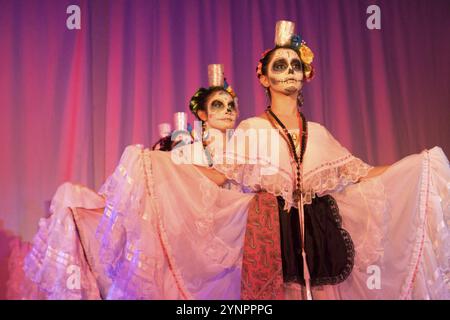 Giovani uomini e donne in costumi tradizionali danze a parte il giorno della morte. Guadalajara, Jalisco. Messico Foto Stock