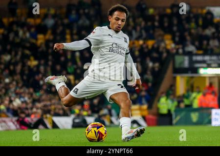 Norwich, Regno Unito. 26 novembre 2024. Matthew Sorinola di Plymouth Argyle attraversa la palla durante la partita del Campionato Sky Bet Norwich City vs Plymouth Argyle a Carrow Road, Norwich, Regno Unito, 26 novembre 2024 (foto di Izzy Poles/News Images) a Norwich, Regno Unito il 26/11/2024. (Foto di Izzy Poles/News Images/Sipa USA) credito: SIPA USA/Alamy Live News Foto Stock