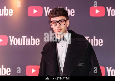 Berlino, Germania. 26 novembre 2024. Sampagne prima dell'inizio della cena YouTube Music Award al Grill Royal. Credito: Carsten Koall/dpa/Alamy Live News Foto Stock