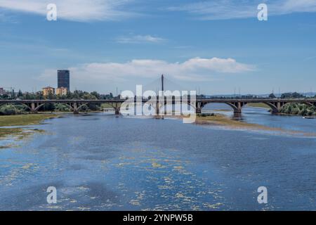 Vista del Ponte dell'Università e del Ponte reale sullo sfondo del letto del fiume Guadiana nella città di Badajoz, Estremadura, Spagna, Europa. Foto Stock