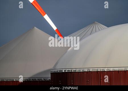 Stoccaggio del gas di un impianto di biogas, ala di un impianto eolico, il gas è prodotto da varie biomasse, l'elettricità è generata in calore combinato AN Foto Stock