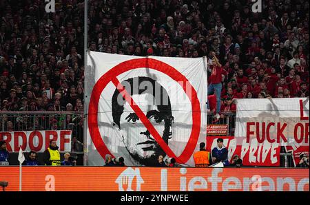 Allianz Areana, Monaco, Germania. 26 novembre 2024. Tifosi del Bayern Monaco durante una partita del 5° giorno di Champions League, FC Bayern Monaco contro Paris Saint-Germain, all'Allianz Areana, Monaco, Germania. Ulrik Pedersen/CSM/Alamy Live News Foto Stock