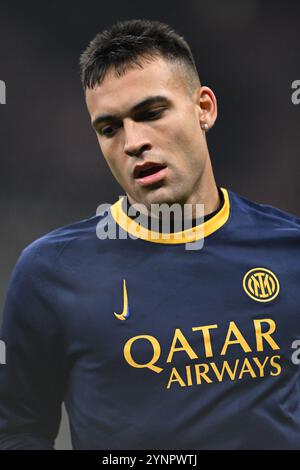 Il Lautaro Martinez dell'Inter si riscalda prima della partita di fase della UEFA Champions League fase MD5 tra l'Inter FC Internazionale e l'RB Leipzig, il 26 novembre 2024, allo stadio Giuseppe Meazza San Siro Siro di Milano Foto Stock