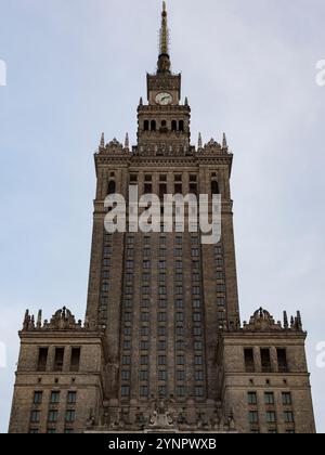 Varsavia, masovia, Polonia - 16 aprile 2024: Palazzo della Cultura e della Scienza a Varsavia. Foto Stock