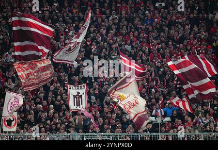 Allianz Areana, Monaco, Germania. 26 novembre 2024. Tifosi del Bayern Monaco durante una partita del 5° giorno di Champions League, FC Bayern Monaco contro Paris Saint-Germain, all'Allianz Areana, Monaco, Germania. Ulrik Pedersen/CSM/Alamy Live News Foto Stock