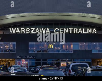 Varsavia, masovia, Polonia - 16 aprile 2024: Stazione centrale di Varsavia e parcheggio presso Emilia Platter str. A Varsavia. Foto Stock