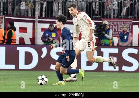 Monaco, Germania. 26 novembre 2024. MONACO DI BAVIERA, GERMANIA - NOVEMBRE 26: Vitor Machado Ferreira del PSG e Leon Goretzka del Bayern Muenchen durante la partita MD5 di UEFA Champions League 2024/25 League tra FC Bayern München e Paris Saint-Germain al Football Arena Munich il 26 novembre 2024 a Monaco di Baviera, Germania.241126 SEPA 24 042 - 20241126 PD12291 credito: APA-PictureDesk/Alamy Live News Foto Stock