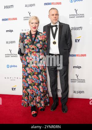 Sarah Phelps e Saul Dibb partecipano agli International Emmy Awards all'Hilton Times Square Hotel di New York il 25 novembre 2024 Foto Stock