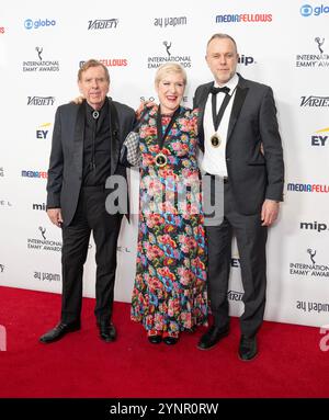 Timothy Spall, Sarah Phelps e Saul Dibb partecipano agli International Emmy Awards all'Hilton Times Square Hotel di New York il 25 novembre 2024 Foto Stock