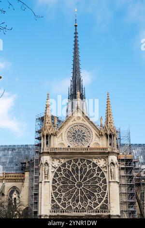 26 novembre 2024. Parigi. La nuova guglia fu completata il 16 dicembre 2023, che sostituì quella della Viollet-le-Duc, distrutta nell'incendio del 15 aprile 2019. La cattedrale riaprirà al pubblico il 7-8 dicembre 2024. Foto Stock