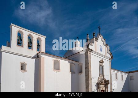 Chiesa del terzo ordine di nostra Signora del Carmelo (Igreja da Ordem Terceira de Nossa Senhora do Carmo) sotto il cielo e il sole blu, Tavira, Algarve Foto Stock