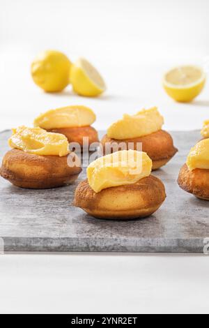 Doughnuts con cima a Lemon Curd su una tavola di marmo Foto Stock