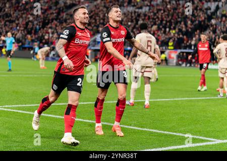 Leverkusen, Germania. 26 novembre 2024. LEVERKUSEN, GERMANIA - NOVEMBRE 26: Aleix Garcia del Bayer 04 Leverkusen festeggia dopo aver segnato il quinto gol della squadra con Granit Xhaka del Bayer 04 Leverkusen durante la fase MD5 di UEFA Champions League 2024/25 tra Bayer 04 Leverkusen e FC Salzburg al BayArena il 26 novembre 2024 a Leverkusen, Germania. (Foto di Joris Verwijst/Orange Pictures) credito: Orange Pics BV/Alamy Live News Foto Stock