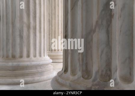 Primo piano delle colonne del Palazzo della Corte Suprema di Washington DC, USA, con copia Foto Stock