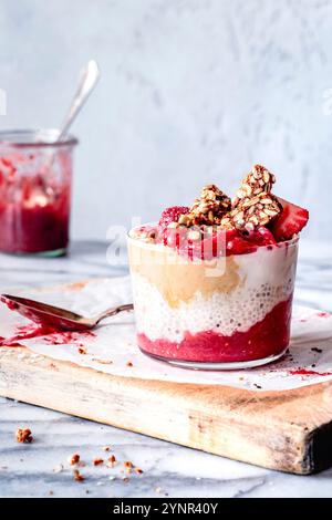 Tazze per budini di cioccolato con marmellata di rabarbaro di fragole con burro di noci Foto Stock
