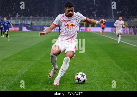 Milano, Milano, ITALIA. 27 novembre 2024. Durante la partita di Champions League 26/11/2024 tra FC International Milan e LB Lipsia allo stadio San Siro di Milano. Nella foto: Benjamin Henrichs di RB Lipsia (Credit Image: © Fabio Sasso/ZUMA Press Wire) SOLO USO EDITORIALE! Non per USO commerciale! Foto Stock