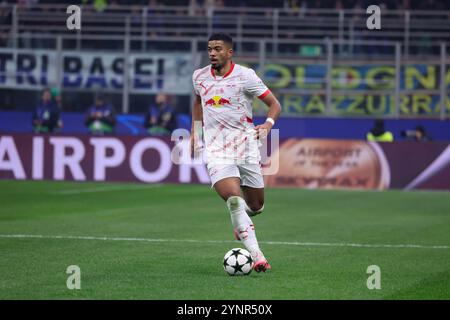 Milano, Milano, ITALIA. 27 novembre 2024. Durante la partita di Champions League 26/11/2024 tra FC International Milan e LB Lipsia allo stadio San Siro di Milano. Nella foto: Benjamin Henrichs di RB Lipsia (Credit Image: © Fabio Sasso/ZUMA Press Wire) SOLO USO EDITORIALE! Non per USO commerciale! Foto Stock