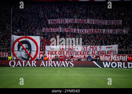 Ultras / Fans der Suedkurve mit Banner zum gegen di protesta PSG Praesident Nasser al-Khelaifi, davor Qatar Airways Werbung, GER, FC Bayern Muenchen (FCB) vs Paris Saint Germain (PSG), Fussball, UEFA Champions League, 5. Spieltag, Spielzeit 2024/2025, 26.11.2024 foto: Eibner-Pressefoto/Michael Memmler Foto Stock