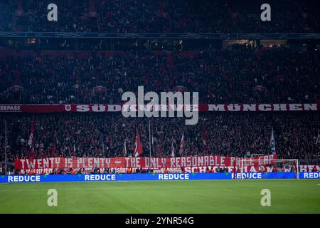 Ultras / fans der Suedkurve mit Banner zum gegen protesta hohe Ticketpreise, Twenty is Plenty, GER, FC Bayern Muenchen (FCB) vs Paris Saint Germain (PSG), Fussball, UEFA Champions League, 5. Spieltag, Spielzeit 2024/2025, 26.11.2024 foto: Eibner-Pressefoto/Michael Memmler Foto Stock