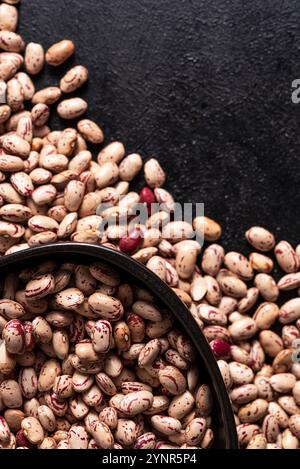 Fagioli Borlotti in ciotola nera Foto Stock