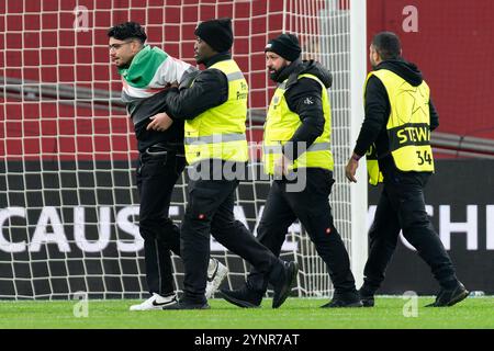 Leverkusen, Germania. 26 novembre 2024. LEVERKUSEN, GERMANIA - NOVEMBRE 26: Un'invasione del campo viene vista durante la partita di UEFA Champions League 2024/25 nella fase MD5 tra il Bayer 04 Leverkusen e il Salzburg alla BayArena il 26 novembre 2024 a Leverkusen, Germania. (Foto di Joris Verwijst/Orange Pictures) credito: Orange Pics BV/Alamy Live News Foto Stock