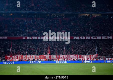 Ultras/fans der Suedkurve mit Banner zum gegen protesta hohe Ticketpreise, Twenty is Plenty, GER, FC Bayern Muenchen (FCB) vs Paris Saint Germain (PSG), Fussball, UEFA Champions League, 5. Spieltag, Spielzeit 2024/2025, 26.11.2024 foto: Eibner-Pressefoto/Michael Memmler Foto Stock