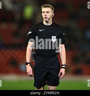 Arbitro di partita Zac Kennard-Kettle durante la partita di Sky Bet League 1 Barnsley vs Reading a Oakwell, Barnsley, Regno Unito, 26 novembre 2024 (foto di Sam Eaden/News Images) Foto Stock