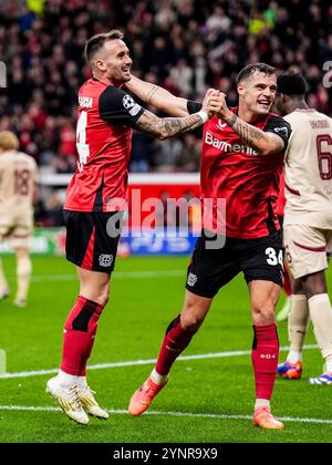 Leverkusen, Germania. 26 novembre 2024. LEVERKUSEN, GERMANIA - NOVEMBRE 26: Aleix Garcia del Bayer 04 Leverkusen festeggia con Granit Xhaka del Bayer 04 Leverkusen dopo aver segnato il quinto gol della sua squadra durante la fase MD5 di UEFA Champions League 2024/25 tra Bayer 04 Leverkusen e FC Salzburg al BayArena il 26 novembre 2024 a Leverkusen, Germania. (Foto di René Nijhuis/MB Media) credito: MB Media Solutions/Alamy Live News Foto Stock