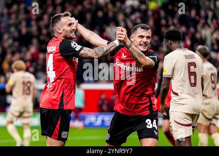 Leverkusen, Germania. 26 novembre 2024. LEVERKUSEN, GERMANIA - NOVEMBRE 26: Aleix Garcia del Bayer 04 Leverkusen festeggia con Granit Xhaka del Bayer 04 Leverkusen dopo aver segnato il quinto gol della sua squadra durante la fase MD5 di UEFA Champions League 2024/25 tra Bayer 04 Leverkusen e FC Salzburg al BayArena il 26 novembre 2024 a Leverkusen, Germania. (Foto di René Nijhuis/MB Media) credito: MB Media Solutions/Alamy Live News Foto Stock