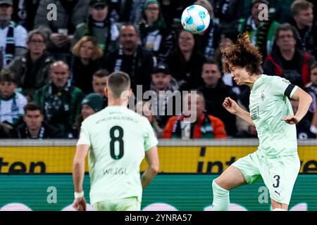 MOENCHENGLADBACH, GERMANIA - 24 NOVEMBRE: Ko Itakura del Borussia Monchengladbach dirige il pallone durante la partita di Bundesliga tra Borussia Mönchengladbach e FC St. Pauli 1910 al Borussia-Park il 24 novembre 2024 a Moenchengladbach, Germania. (Foto di René Nijhuis/MB Media) Foto Stock