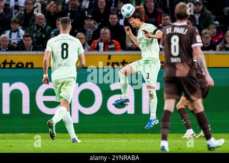 MOENCHENGLADBACH, GERMANIA - 24 NOVEMBRE: Ko Itakura del Borussia Monchengladbach dirige il pallone durante la partita di Bundesliga tra Borussia Mönchengladbach e FC St. Pauli 1910 al Borussia-Park il 24 novembre 2024 a Moenchengladbach, Germania. (Foto di René Nijhuis/MB Media) Foto Stock