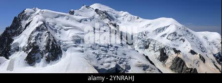 La vista panoramica del Monte bianco, il più alto dell'Europa occidentale, raggiunge i 4805 metri sul livello del mare (Francia). Foto Stock