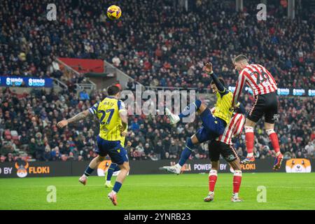 Chris Mepham di Sunderland si dirige verso il gol durante la partita del Campionato Sky Bet tra Sunderland e West Bromwich Albion allo Stadium of Light di Sunderland martedì 26 novembre 2024. (Foto: Trevor Wilkinson | mi News) crediti: MI News & Sport /Alamy Live News Foto Stock