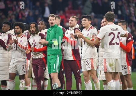 Monaco di Baviera, Germania. 26 novembre 2024. Foto della squadra, squadra, squadra, foto della squadra giubilo finale con da sinistra: Kingsley COMAN (FC Bayern Monaco), Serge GNABRY (FC Bayern Monaco), Sacha BOEY (FC Bayern Monaco), Manuel NEUER (portiere FC Bayern Monaco), Daniel PERETZ (FC Bayern Monaco), Minjae KIM (FC Bayern Monaco), Thomas MUELLER (M? LLER, FC Bayern Monaco), gioia, entusiasmo, azione. Football Champions League/League phase, FC Bayern Monaco - Paris Saint German (PSG) 1-0 il 26 novembre 2024, ALLIANZAREN A. ? Credito: dpa/Alamy Live News Foto Stock