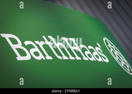 Norimberga, Germania. 26 novembre 2024. Il nome della società commerciale tedesca di luppolo BarthHaas è esposto nello stand dell'azienda alla fiera BrauBeviale delle bevande. Crediti: Daniel Karmann/dpa/Alamy Live News Foto Stock