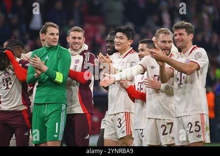 Monaco di Baviera, Germania. 26 novembre 2024. Foto della squadra, squadra, squadra, foto della squadra giubilo finale con da sinistra: Eric DIER (FC Bayern Monaco), Manuel NEUER (portiere FC Bayern Monaco), Daniel PERETZ (FC Bayern Monaco) m Dayot UPAMECANO (FC Bayern Monaco), Minjae KIM (FC Bayern Monaco), Konrad LAIMER (FC Bayern Monaco) Thomas MUELLER (M? LLER, FC Bayern Monaco), gioia, entusiasmo, azione. Football Champions League/League phase, FC Bayern Monaco - Paris Saint German (PSG) 1-0 il 26 novembre 2024, ALLIANZAREN A. ? Credito: dpa/Alamy Live News Foto Stock