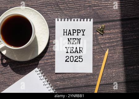 Felice anno nuovo 2025 decora con palle di cotone LED su sfondo in legno Foto Stock
