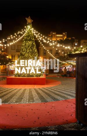 Leiria, Portogallo - 19 dicembre 2023: Vista notturna sul centro del mercatino di Natale nella città di Leiria in Portogallo, con un albero di Natale Foto Stock
