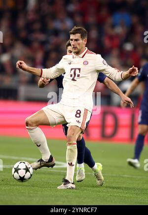MONACO DI BAVIERA, GERMANIA - NOVEMBRE 26: Leon Goretzka del Bayern Muenchen e durante la fase MD5 della UEFA Champions League 2024/25 tra il Bayern München e il Paris Saint-Germain al Football Arena Munich il 26 novembre 2024 a Monaco di Baviera, Germania. © diebilderwelt / Alamy Live News Foto Stock