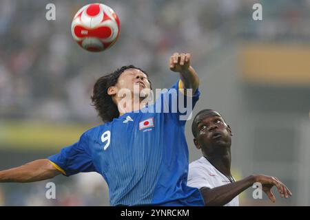 TIANJIN, CINA - 7 AGOSTO: Yohei Toyoda del Giappone (l) dirige il pallone su Maurice EDU degli Stati Uniti (r) durante una partita del gruppo B al torneo di calcio dei Giochi Olimpici di Pechino del 7 agosto 2008 a Tianjin, Cina. Solo per uso editoriale. (Fotografia di Jonathan Paul Larsen / Diadem Images) Foto Stock