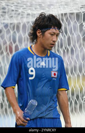 TIANJIN, CINA - 7 AGOSTO: Yohei Toyoda del Giappone cammina a bordo campo dopo essere stato scosso durante una partita del gruppo B contro gli Stati Uniti al torneo di calcio dei Giochi Olimpici di Pechino 7 agosto 2008 a Tianjin in Cina. Solo per uso editoriale. (Fotografia di Jonathan Paul Larsen / Diadem Images) Foto Stock